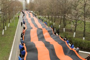 В Самаре в Парке Победы высадили ели и развернули 300-метровую Георгиевскую ленту